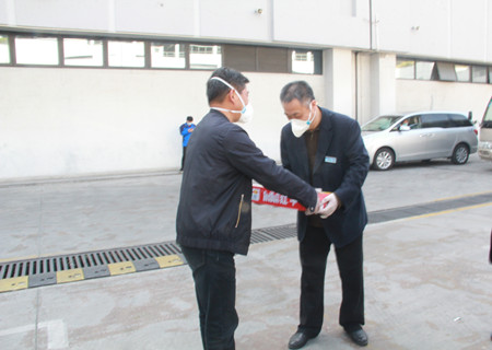 集團(tuán)張總慰問駐機場3_副本.jpg