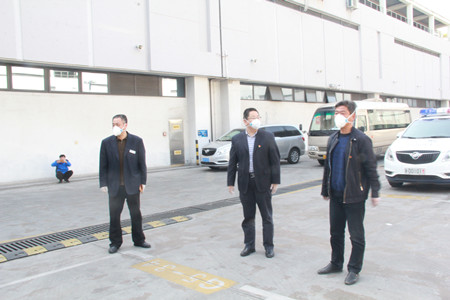 集團(tuán)張總慰問駐機場1_副本.jpg