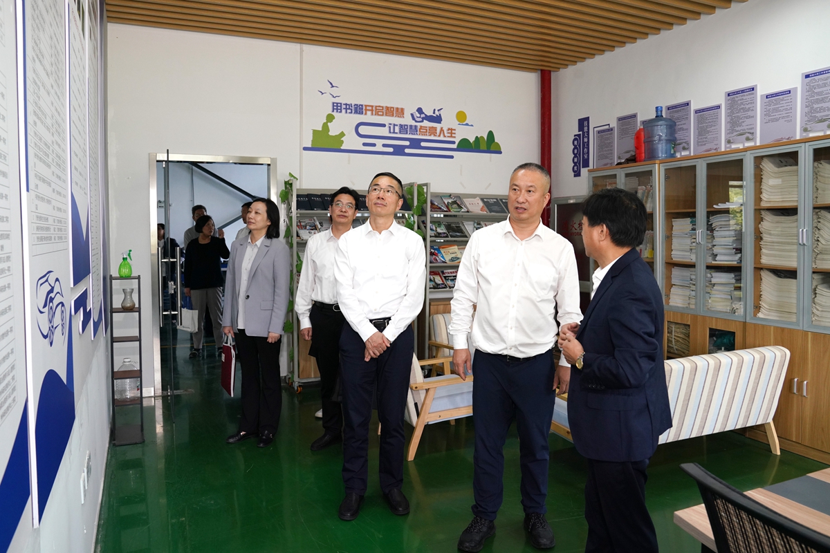 20241009市國資委黨委書記、主任陳文榮調(diào)研嘉興市交通學校，右起吳曉斌、陳文榮、柏衛(wèi)東、朱建華、李利（李阿梅 攝）.jpg