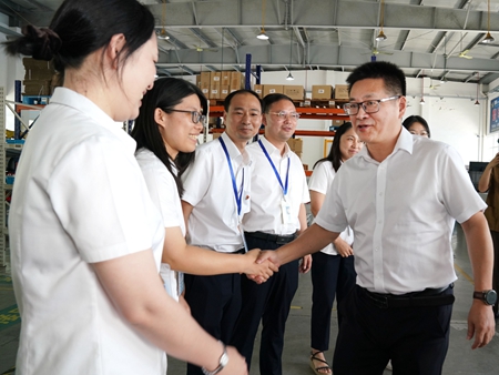 【20240906】集團(tuán)領(lǐng)導(dǎo)慰問交通學(xué)校教師，何宇健（右一）（李阿梅攝）.jpg