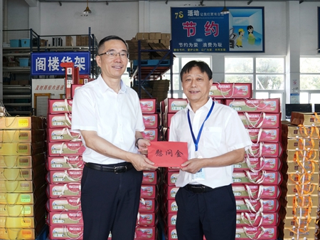 【20240906】集團(tuán)領(lǐng)導(dǎo)慰問交通學(xué)校教師，柏衛(wèi)東（左）吳曉斌（右）（李阿梅攝）.jpg